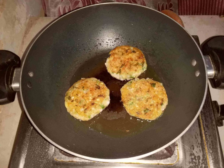 Sabudana Vada being prepared by using easy Sabudana Vada Recipe.