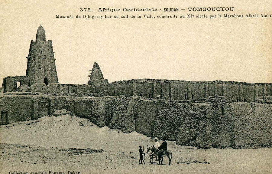 View of the Djinguereber Mosque in Timbuktu, Mali (between 1905 and 1906)